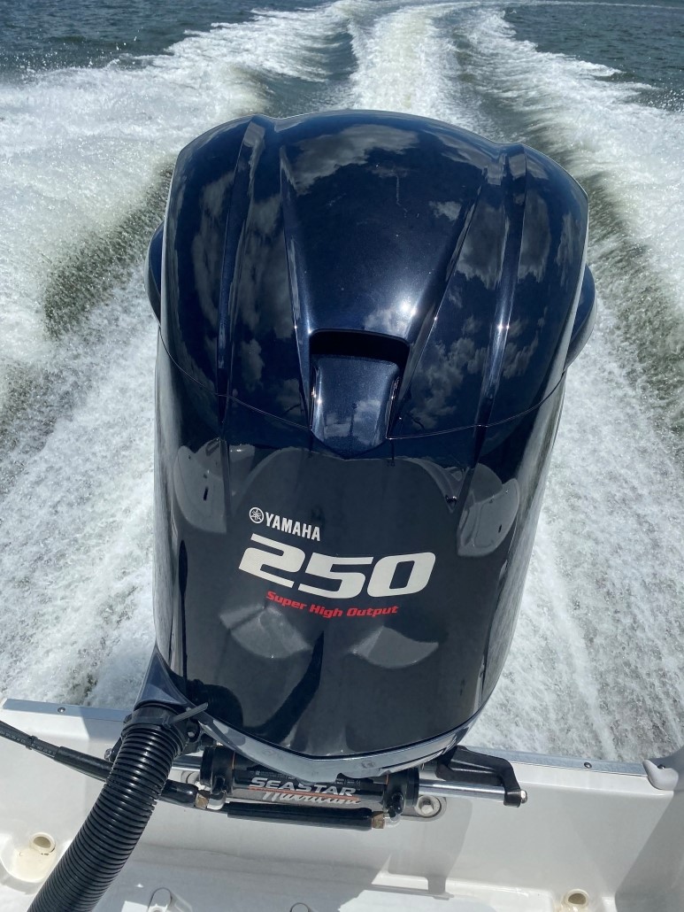 Hurricane SD 2400 - White Eagle Boat Rental