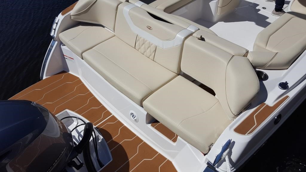 [Translate to Deutsch:] Regal 24 OBX Fastrac - White Eagle Boat Rental