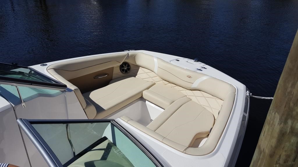 [Translate to Deutsch:] Regal 24 OBX Fastrac - White Eagle Boat Rental