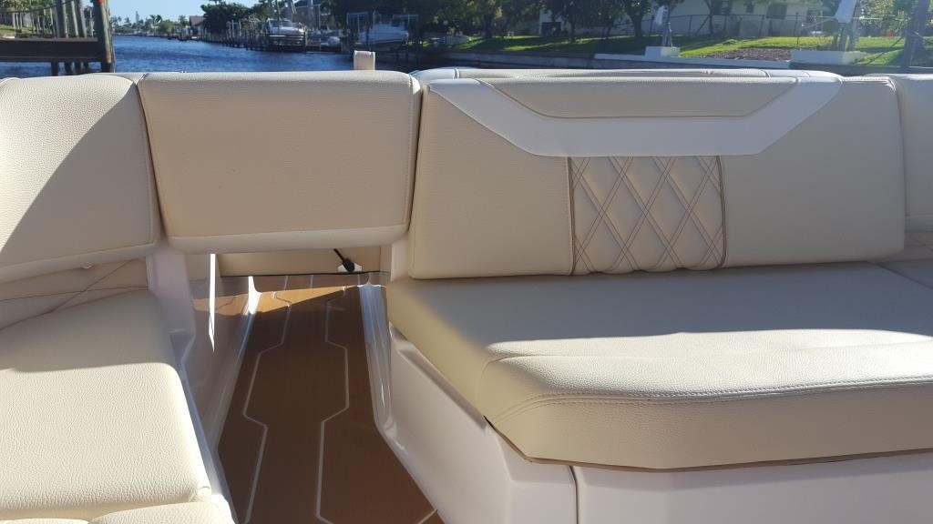 [Translate to Deutsch:] Regal 24 OBX Fastrac - White Eagle Boat Rental